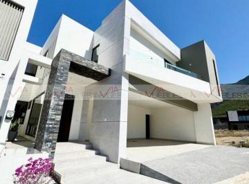 Casa · 387m² · 3 Recámaras · 3 Estacionamientos · Casa en Venta en Santiago