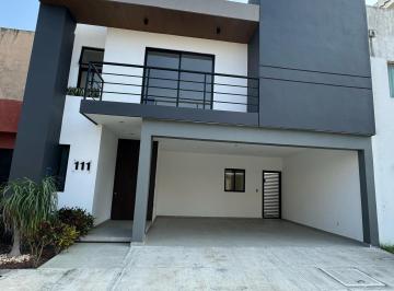 Casa · 253m² · 3 Recámaras · 2 Estacionamientos · Lomas del Sol, Casa en Venta con Área de Tv y 3 Recámaras con Baño Cada Una