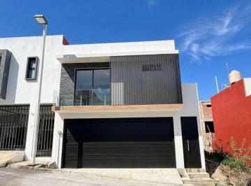 Casa de 4 habitaciones, Xalapa · Casa en Fraccionamiento 4 Recamaras Cochera 2 Autos