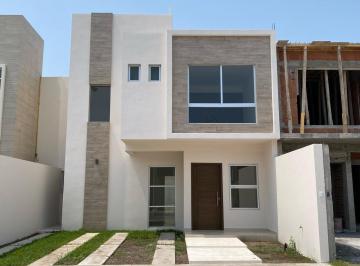 Casa · 161m² · 3 Recámaras · 2 Estacionamientos · Vistalta Residencial, Casa en Venta con Jardin y Seguridad, en Boca del Rio