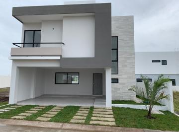 Casa · 195m² · 3 Recámaras · 2 Estacionamientos · Punta Tiburon, Casa en Venta con Jardin, 3 Recamaras con Baño y Cuarto de Servicio