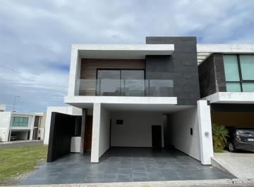 Casa · 260m² · 3 Recámaras · 2 Estacionamientos · Lomas de La Rioja, Casa en Venta con Excelentes Acabados, Estudio y 3 Recamaras con Baño
