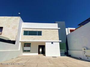 Casa de 3 habitaciones, Querétaro · Cumbres del Lago. Venta - Casa, 3 Recamaras, Cuarto de Servicio, Roof, Estudio