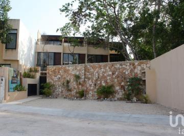 Casa · 150m² · 3 Recámaras · 1 Estacionamiento · Últimos Townhouses en Bonito Fraccionamiento en Corazón de Tulum!