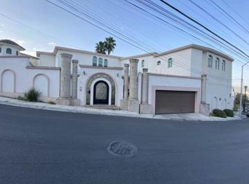 Casa · 905m² · 3 Recámaras · 3 Estacionamientos · Casa en Venta en Cumres 3 Sector, Monterrey Nl