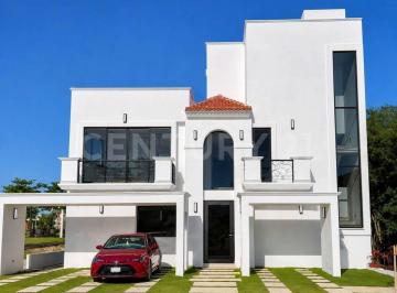 Casa · 496m² · 4 Recámaras · 2 Estacionamientos · Casa en Venta Residencial Vía Cumbres, Av Huayacán, Cancún