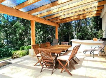 Casa en condominio de 4 habitaciones, Valle de Bravo · Casa en Venta en Condominio en Avandaro