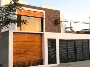 Casa · 110m² · 3 Recámaras · 2 Estacionamientos · Casa con Alberca y Seguridad en Fraccionamiento de Tequesquitengo