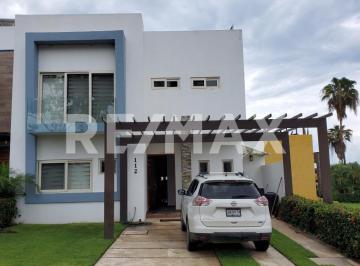 Casa en condominio · 212m² · 4 Recámaras · 2 Estacionamientos · Venta de Casa Familiar Tamaran Alberca Club de Playa Seguridad 24/7 Cruz de Huanacaxtle Bahía de Ban