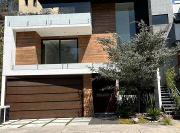 Casa · 480m² · 3 Recámaras · 3 Estacionamientos · Venta Casa en Privada Bosque Real