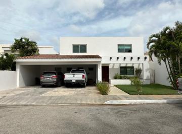 Casa en condominio · 332m² · 3 Recámaras · 6 Estacionamientos · Venta de Casa Residencial en Merida Yucatan, Fraccionamiento Montecristo