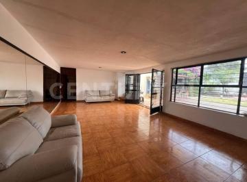Casa · 311m² · 5 Recámaras · 2 Estacionamientos · Casa Amplia y Versátil en Bugambilias, Ideal Para Negocio, Inversión o Vivienda