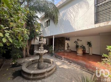 Casa · 677m² · 3 Recámaras · 3 Estacionamientos · Casa en Venta en Colonia Monraz