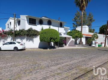Casa · 766m² · 5 Recámaras · 7 Estacionamientos · Casa en Venta en Jurica, Querétaro
