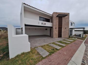 Casa · 211m² · 3 Recámaras · 3 Estacionamientos · Preciosa Casa en Ciudad Maderas
