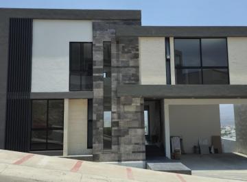 Casa · 355m² · 3 Recámaras · 2 Estacionamientos · Se Vende Casa con Vista en La Loma Club de Golf