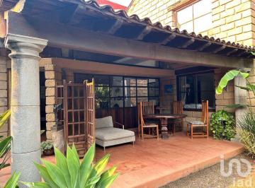 Casa · 400m² · 3 Recámaras · 3 Estacionamientos · Casa en Venta, un Nivel, Estilo Cuernavaca, Cuernavaca