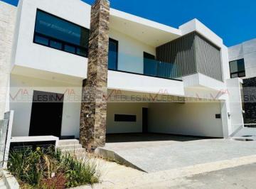 Casa · 408m² · 4 Recámaras · 3 Estacionamientos · Casa en Venta en Santiago