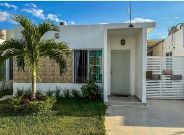 Casa de 3 habitaciones, Hunucmá · Casa en Privada con Piscina, Zona Poniente, Mérida. Venta, Entregan Inmediata