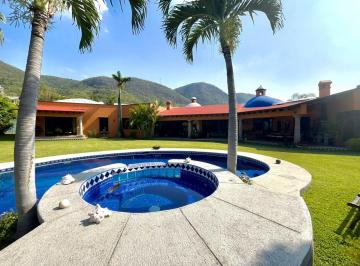 Casa · 680m² · 4 Recámaras · 8 Estacionamientos · Casa en Fraccionamiento y Club de Golf de Jiutepec