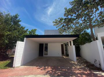Casa de 3 habitaciones, Mérida · Casa Dentro de Privada de 3 Recámaras, con Alberca y Family Room.