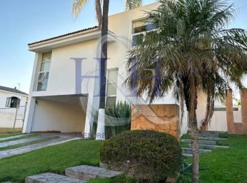 Casa · 450m² · 4 Recámaras · 4 Estacionamientos · Casa en Venta en Fraccionamiento Puerta de Hierro