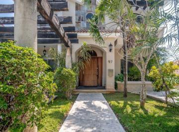 Casa · 400m² · 4 Recámaras · 2 Estacionamientos · Venta Casa en Puerto Aventuras