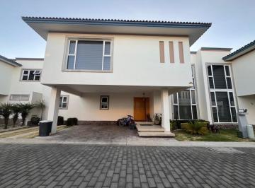 Casa · 342m² · 3 Recámaras · 3 Estacionamientos · Casa en Venta en Casa de Las Fuentes, San Salvador Tizatlalli, Metepec, Edo. Mex.