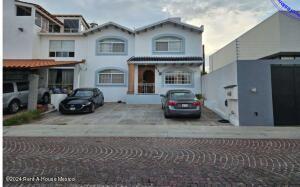 Casa de 4 habitaciones, Querétaro · Casa Amueblada a Pie de Calle, 3 Recamaras, Sala de Tv - Cumbres del Lago. Venta