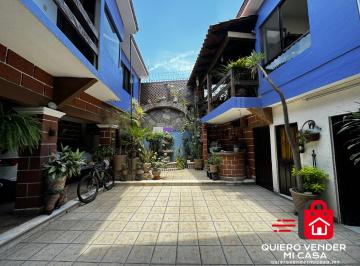 Casa · 298m² · 4 Recámaras · 3 Estacionamientos · Casa Colonial con 2 Locales Comerciales Sobre Av en Cuernavaca