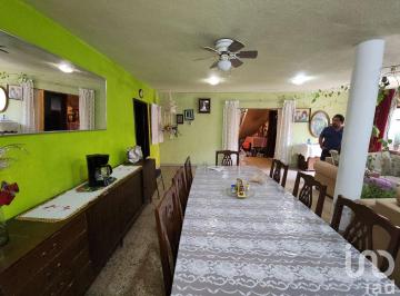 Casa · 290m² · 4 Recámaras · 2 Estacionamientos · Casa en Venta con Uso de Suelo Mixto