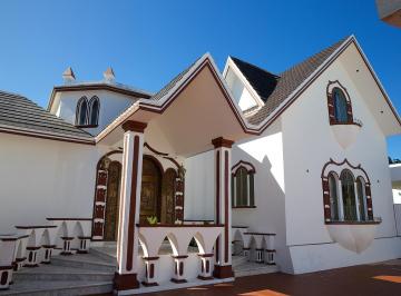 Casa · 482m² · 4 Recámaras · 4 Estacionamientos · Hermosa Casa en Venta en La Colonia Campestre