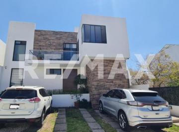 Casa · 340m² · 4 Recámaras · 3 Estacionamientos · Casa Venta Zibata Cardon