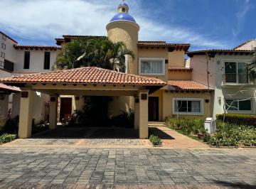 Casa en condominio · 438m² · 4 Recámaras · 2 Estacionamientos · Hermosa Casa en Punta Iguana Frente a Los Barcos en La Marina Vallarta