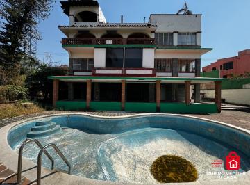 Casa · 1100m² · 12 Recámaras · 1 Estacionamiento · Casa Sola en Venta Ubicada en El Centro de Cuernavaca Club de Golf