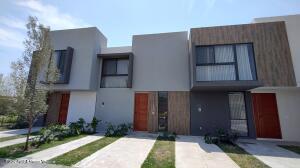 Casa de 3 habitaciones, El Marqués · Zakia - Casa con 3 Recamaras y Cuarto de Tv/estudio. Venta