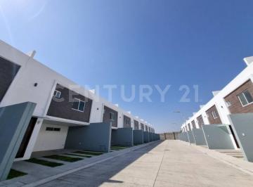 Casa · 163m² · 3 Recámaras · 2 Estacionamientos · Casas en Venta en Zona Los Heroes en Chapulco Sobre Periferico y La 14!