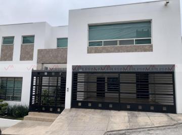 Casa · 652m² · 3 Recámaras · 2 Estacionamientos · Casa en Venta en Contry Sol