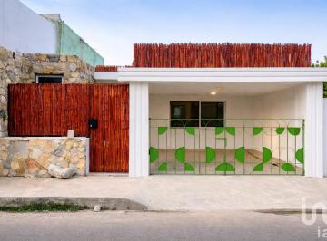 Casa · 145m² · 2 Recámaras · 1 Estacionamiento · Venta Casa Remodelada en El Centro de Mérida, Zona San Sebastián