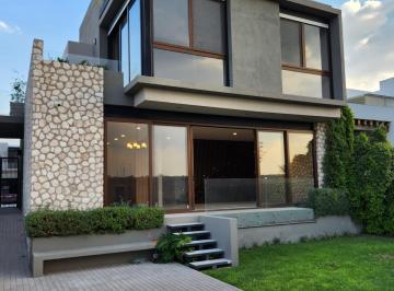 Casa · 340m² · 4 Recámaras · 2 Estacionamientos · Casa en Moderna Venta Excelentes Acabados