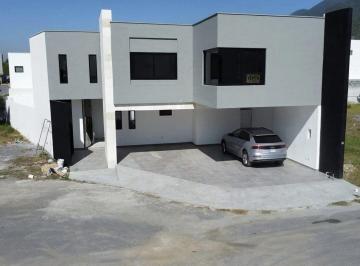 Casa · 385m² · 4 Recámaras · 3 Estacionamientos · Casa en Venta con Recamara Planta Baja en Fracc. Laderas, Mty N. L