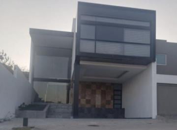 Casa · 422m² · 3 Recámaras · 2 Estacionamientos · Casa en Venta Porta Fontana, León Gto.