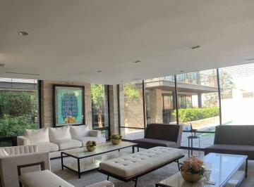 Casa · 1060m² · 3 Recámaras · 3 Estacionamientos · Casa en Venta en Pedregal del Valle