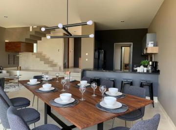 Casa · 200m² · 3 Recámaras · 4 Estacionamientos · Venta de Casa en La Campiña del Bosque