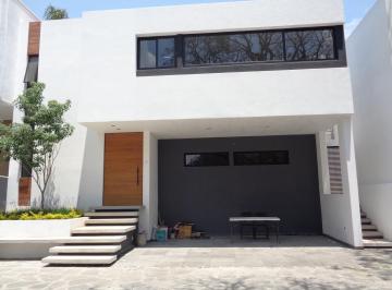 Casa de 3 habitaciones, Cuernavaca · Casa con 412 m² Superficie de Terreno y 3 Recámaras en Venta en Bellavista