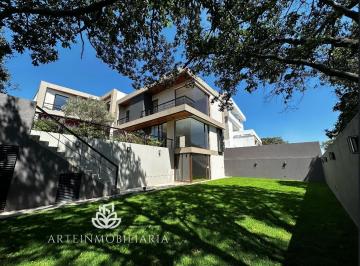 Casa de 4 habitaciones, Atizapán de Zaragoza · Casa en Venta en Zona Esmeralda. Moderna con Alberca, Jardin Plano, Porcelanosa.