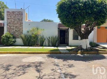 Casa · 436m² · 2 Recámaras · 2 Estacionamientos · Casa en Venta en Sumiya, Cuernavaca, Morelos