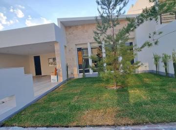 Casa · 380m² · 3 Recámaras · 2 Estacionamientos · Venta o Renta de Casa Nueva de Una Planta en La Campiña del Bosque, Gran Jardín, León.