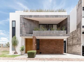 Casa · 375m² · 5 Recámaras · 2 Estacionamientos · Casa en Venta en Loma de La Gran Reserva en Lomas de Angelópolis