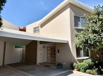 Casa de 4 habitaciones, Saltillo · Casa en Fracc. Cerrado con Excelente Ubicación